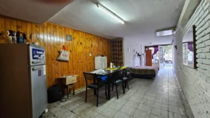 Ambiente con revestimiento de madera – Departamento en Barrio Sur, Santa Fe
