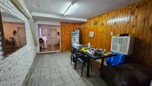 Ambiente con revestimiento de madera – Departamento en Barrio Sur, Santa Fe