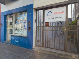 Frente con local comercial y acceso por pasillo – casa con local en Urquiza al 1900, Santa Fe
