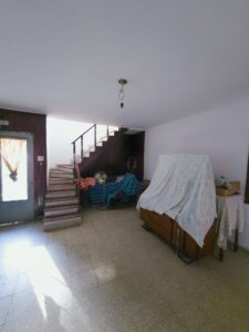 Living comedor con escalera a planta alta – casa con local en Urquiza al 1900, Santa Fe