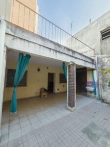 Galería y patio – casa con local en Urquiza al 1900, Santa Fe